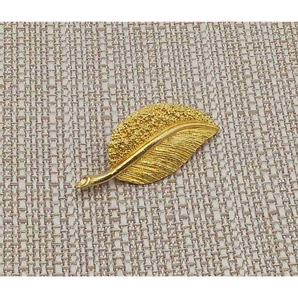 Textured Gold Tone Leaf Brooch Pin - Picture 1 of 3